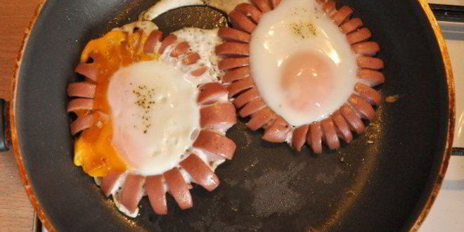 Рецепт весенней яичницы с сосисками