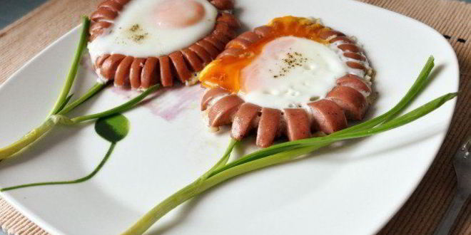 Рецепт весенней яичницы с сосисками