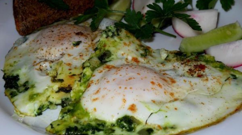 Как приготовить весеннюю яичницу со шпинатом