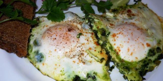 Рецепт весенней яичницы со шпинатом