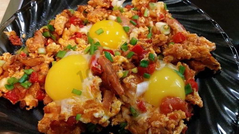 Как приготовить вкуснейшую яичницу с копченой грудинкой, помидорами