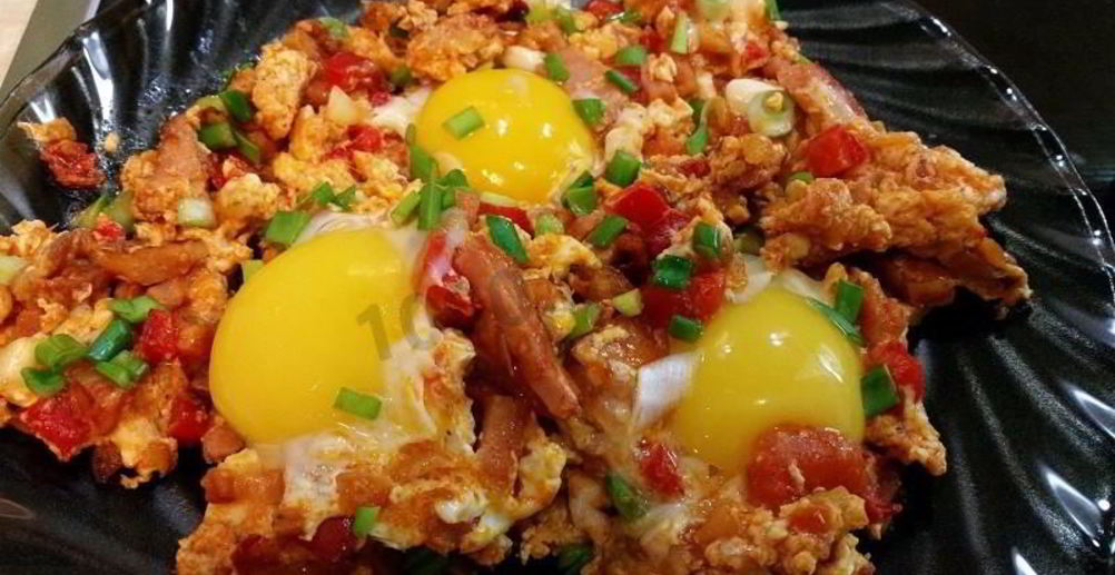 Рецепт яичницу с грибами, грудинкой и овощами