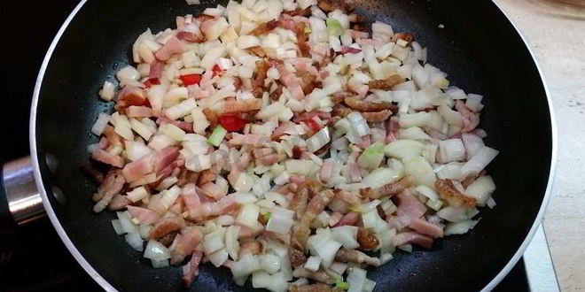 Рецепт вкуснейшей яичницы с копченой грудинкой, помидорами