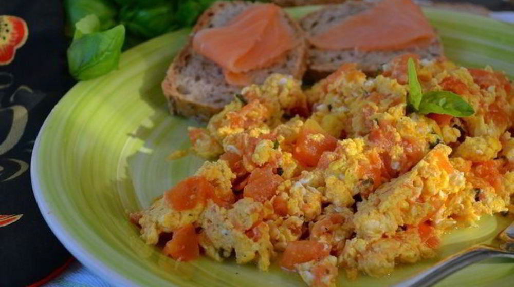 Как приготовить яичницу-болтунью с помидорами