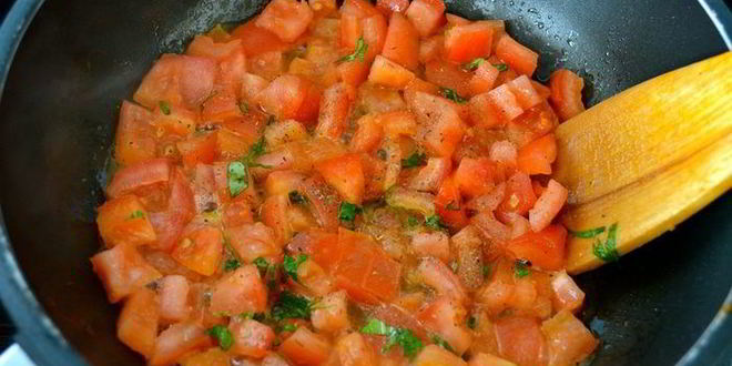 Рецепт яичницы-болтуньи с помидорами