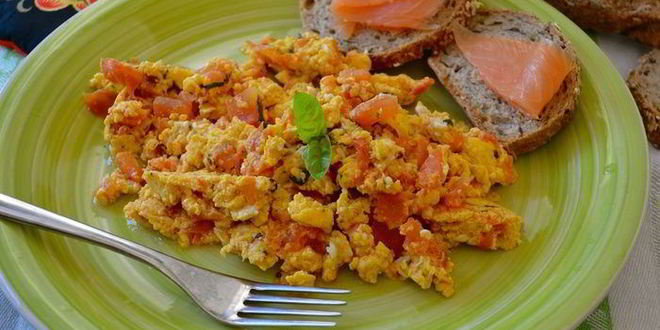 Рецепт яичницы-болтуньи с помидорами