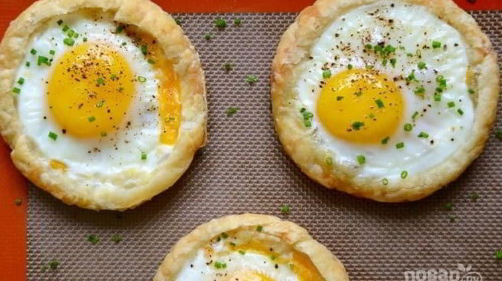 Как приготовить яичницу на слоеном тесте