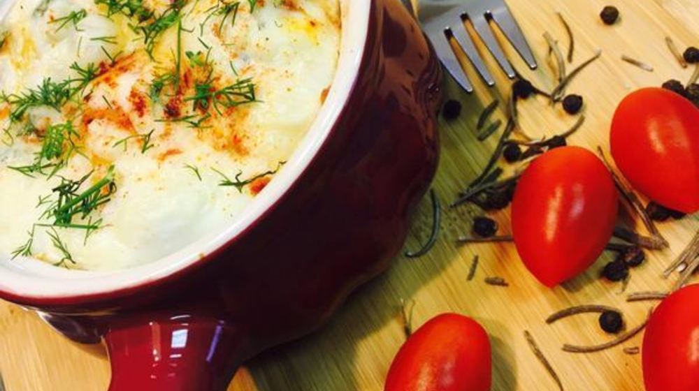 Как приготовить яичницу с грибами, грудинкой и овощами