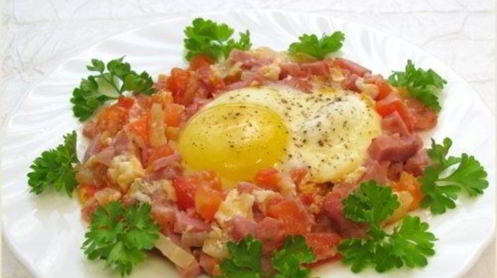 Как приготовить яичницу с помидорами и ветчиной