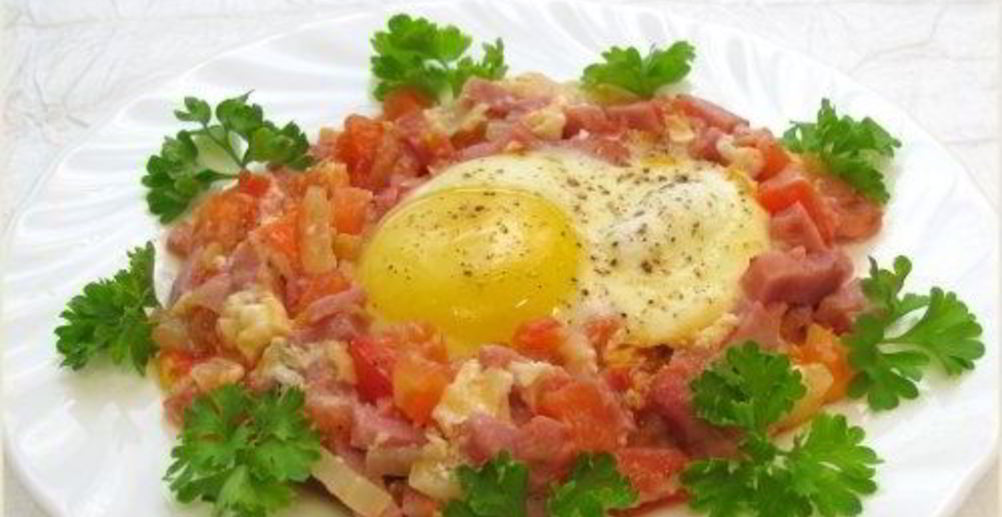 Рецепт яичницу в булочке с ветчиной