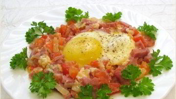 Рецепт Яичницы с помидорами и ветчиной