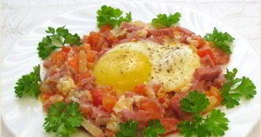 Рецепт Яичницы с помидорами и ветчиной