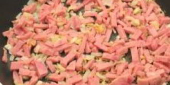 Рецепт яичницы с помидорами и ветчиной