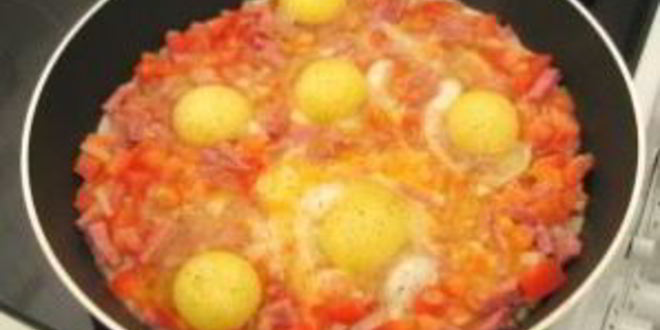 Рецепт яичницы с помидорами и ветчиной