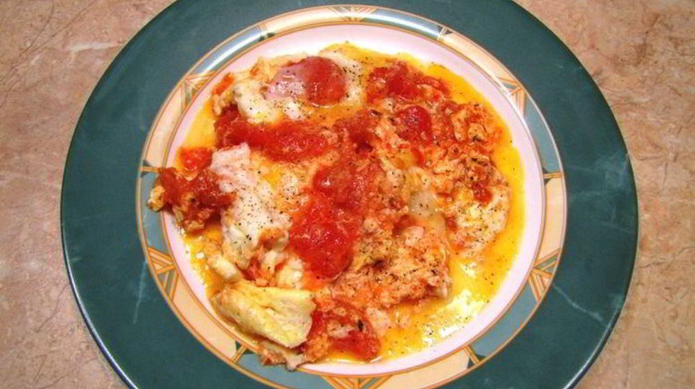 Как приготовить яичницу с помидорами — великое сочетание продуктов