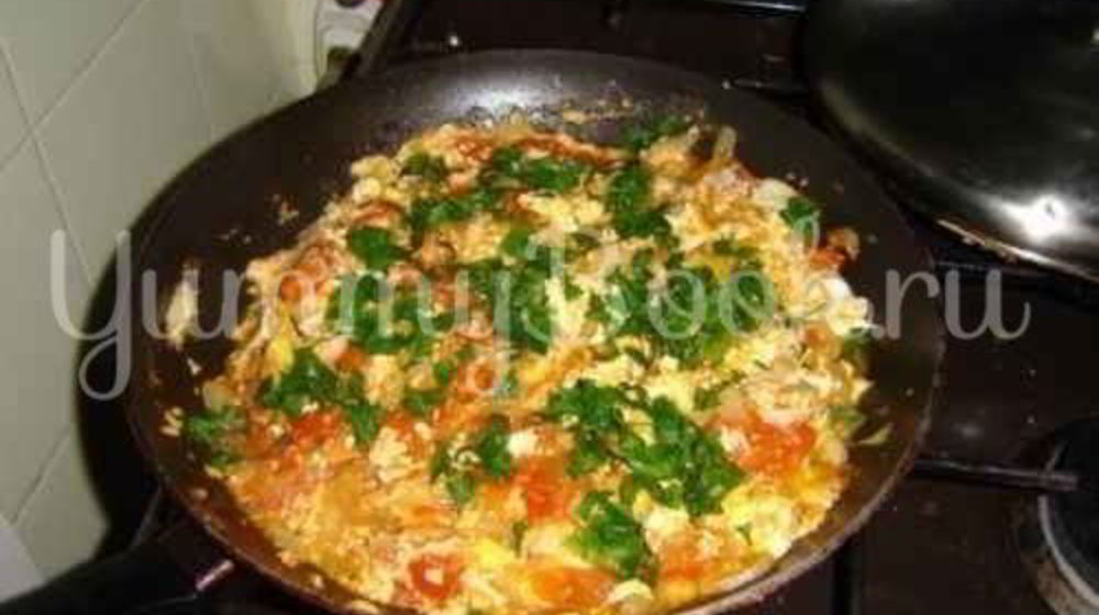 Как приготовить яичницу с помидорами