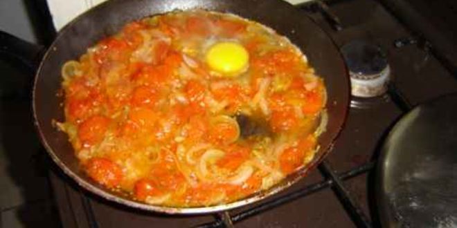 Рецепт яичницы с помидорами