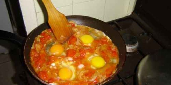 Рецепт яичницы с помидорами
