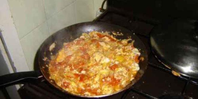 Рецепт яичницы с помидорами