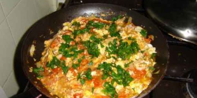 Рецепт яичницы с помидорами