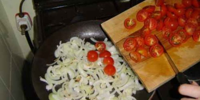 Рецепт яичницы с помидорами