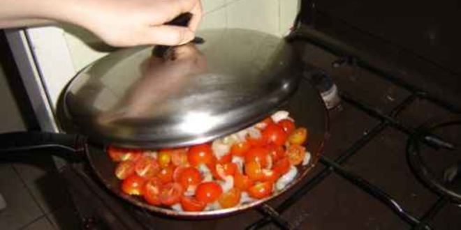 Рецепт яичницы с помидорами