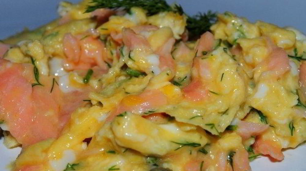 Как приготовить яичницу с семгой