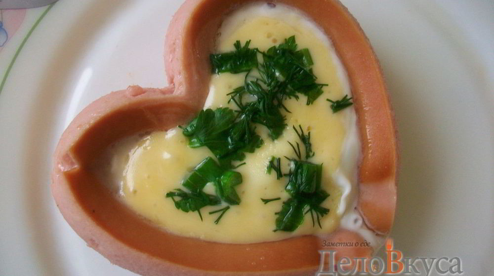 Как приготовить яичницу с сосисками для романтического завтрака