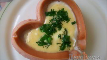 Рецепт Яичницы с сосисками для романтического завтрака