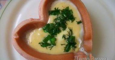 Рецепт Яичницы с сосисками для романтического завтрака