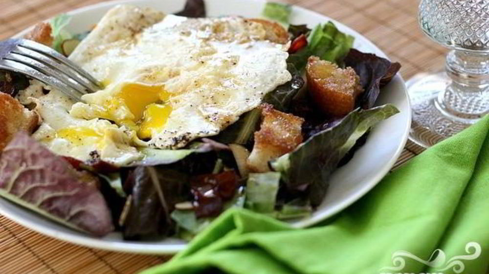 Как приготовить яичницу с тостами и салатом