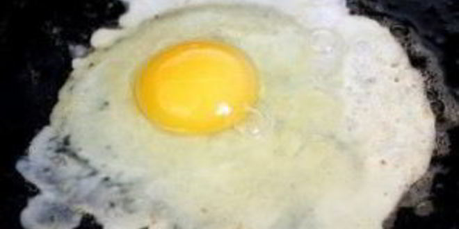 Рецепт яичницы с тостами и салатом