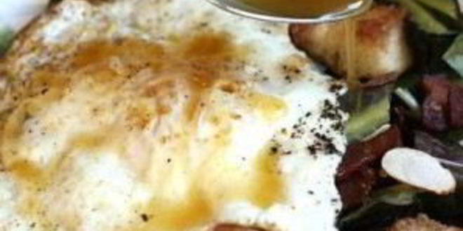 Рецепт яичницы с тостами и салатом