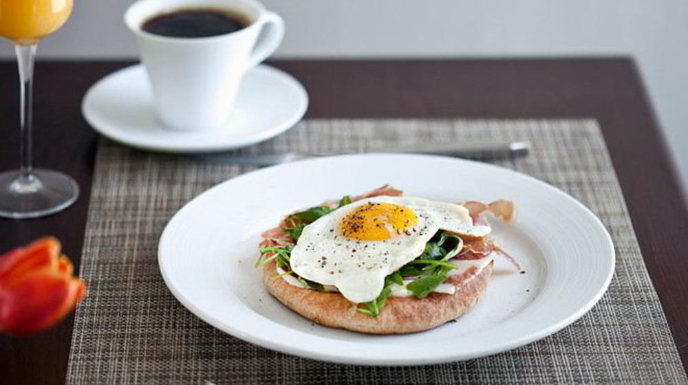 Как приготовить яичницу с ветчиной и зеленым горошком в микроволновке