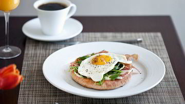 Рецепт Яичницы с ветчиной и зеленым горошком в микроволновке