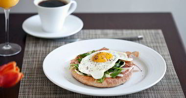 Рецепт Яичницы с ветчиной и зеленым горошком в микроволновке