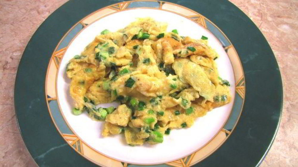 Как приготовить яичницу с зеленым луком на завтрак в субботу