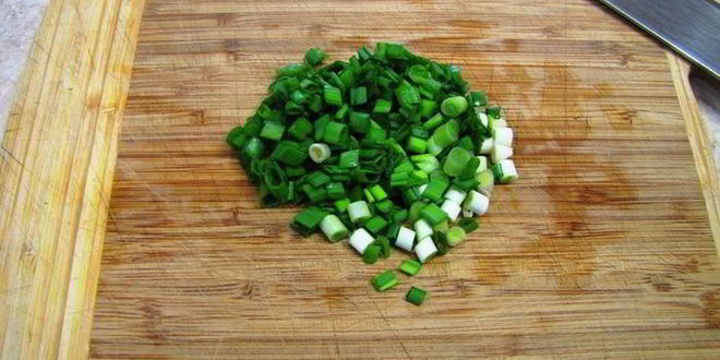 Рецепт яичницы с зеленым луком на завтрак в субботу