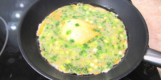 Рецепт яичницы с зеленым луком на завтрак в субботу