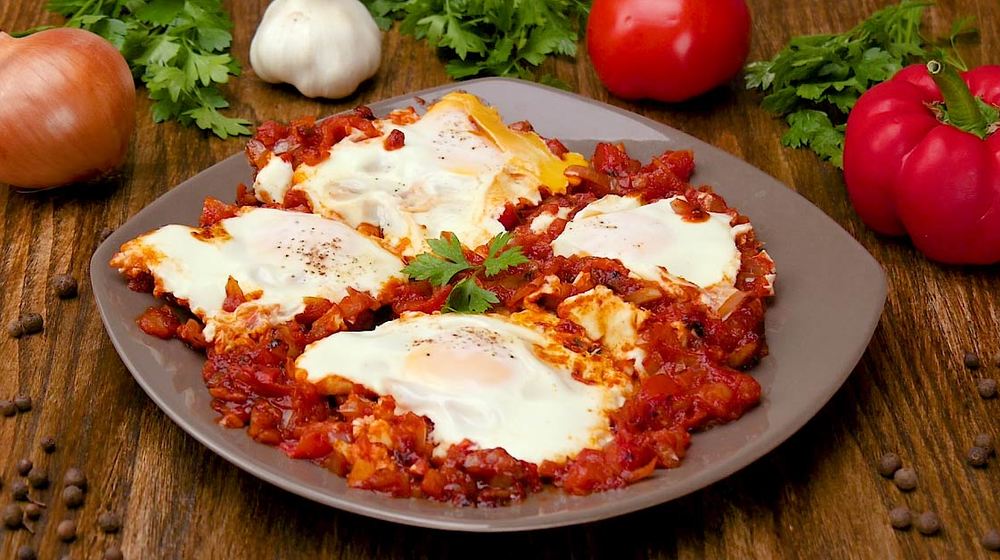 Как приготовить яичницу шакшука