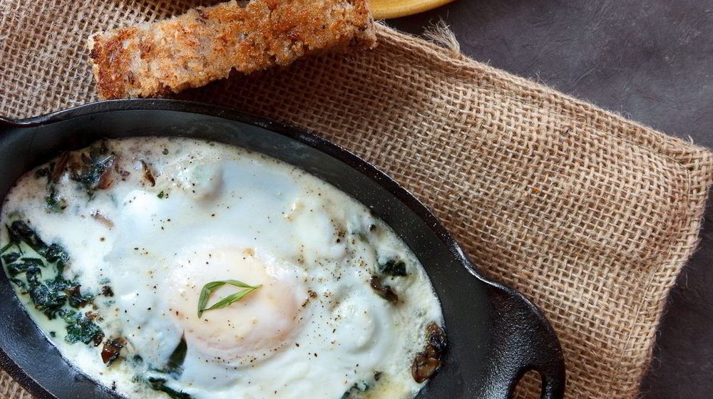 Как приготовить яичницу со шпинатом и грибами в духовке