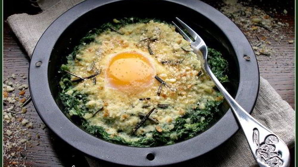 Как приготовить яичницу со шпинатом и розмариновыми сухариками