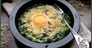 Рецепт Яичницы со шпинатом и розмариновыми сухариками