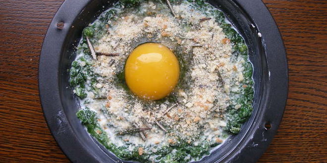 Рецепт яичницы со шпинатом и розмариновыми сухариками