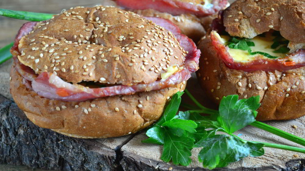 Как приготовить яичницу в булочке с ветчиной