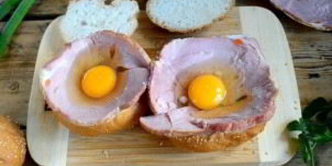 Рецепт яичницы в булочке с ветчиной