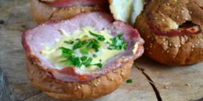 Рецепт яичницы в булочке с ветчиной