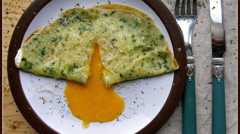 Как приготовить яичницу в шпинатных блинчиках