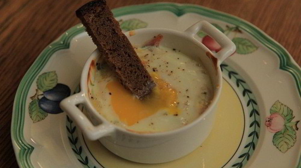 Как приготовить яиц, запеченных с ветчиной, сыром и травами