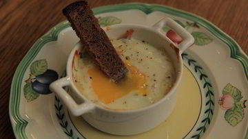 Рецепт Яиц, запеченных с ветчиной, сыром и травами